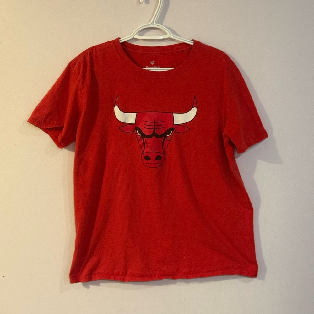 Fanatics Red Chicago Bulls Short Sleeve Tee with White Horn Accent